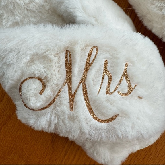 BRIDAL SOFT FLUFFY COSY SLIPPERS WHITE AND GOLD MRS G, NEW, never worn - Picture 4 of 5